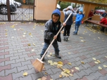 Hrabání listí před školou